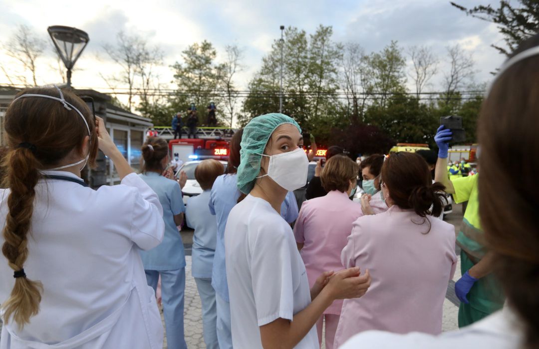 Profesionales sanitarios aplaudiendo. Profesionales sanitarios aplaudiendo.