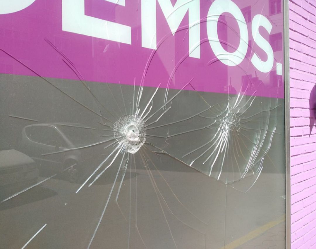 Atacan la sede de Podemos en Cartagena rompiendo cristales y con pintadas Atacan la sede de Podemos en Cartagena rompiendo cristales y con pintadas