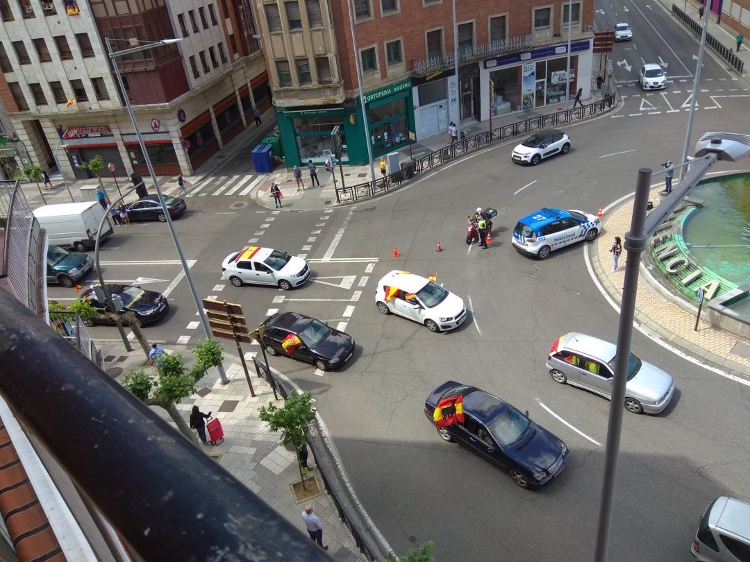 Algunos de los vehículos a su llegada a la Plaza de España de Palencia Algunos de los vehículos a su llegada a la Plaza de España de Palencia