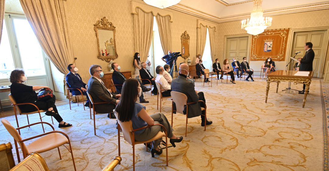 El alcalde se dirige, en la presentación del acuerdo, a concejales y agentes sociales y políticos. El alcalde se dirige, en la presentación del acuerdo, a concejales y agentes sociales y políticos.