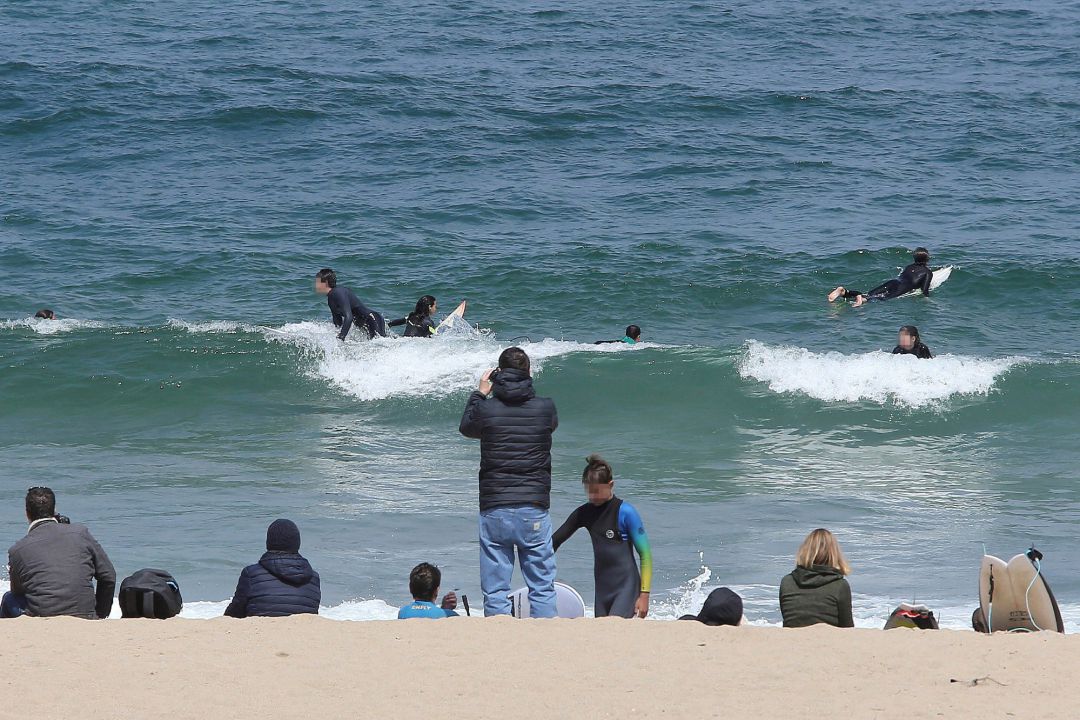 Varios jóvenes practican Surf en su franja horaria en la playa de la Zurriola de San Seastián. Varios jóvenes practican Surf en su franja horaria en la playa de la Zurriola de San Seastián.