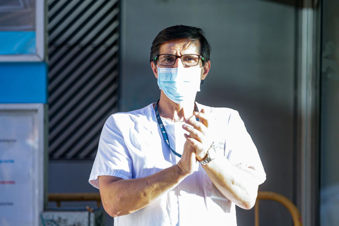 Un sanitario aplaudiendo durante el estado de alarma
Un sanitario aplaudiendo durante el estado de alarma