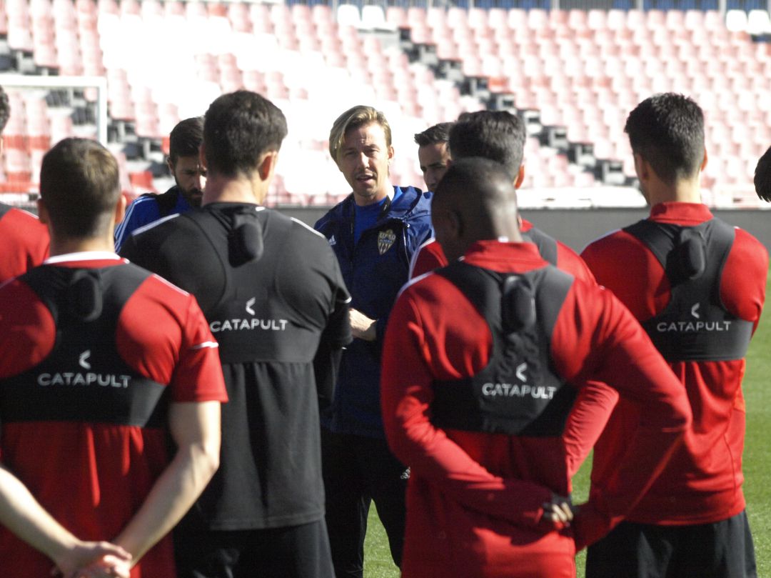 Guti hablando con el equipo antes del parón. Guti hablando con el equipo antes del parón.