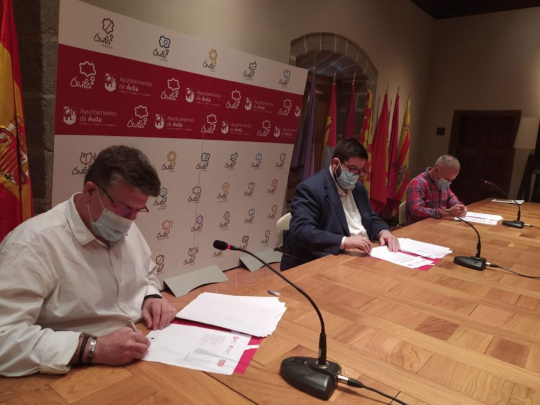 Un momento de la firma del convenio Un momento de la firma del convenio