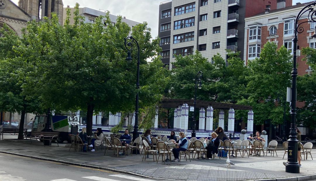 Una terraza de Gijòn con ciudadanos consumiendo. Una terraza de Gijòn con ciudadanos consumiendo.