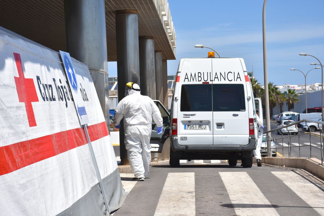 Ambulancia de Cruz Roja junto a la sala esterior de triaje en la zona de Urgencias del hospital Doctor José Molina Orosa de Arrecife. Ambulancia de Cruz Roja junto a la sala esterior de triaje en la zona de Urgencias del hospital Doctor José Molina Orosa de Arrecife.