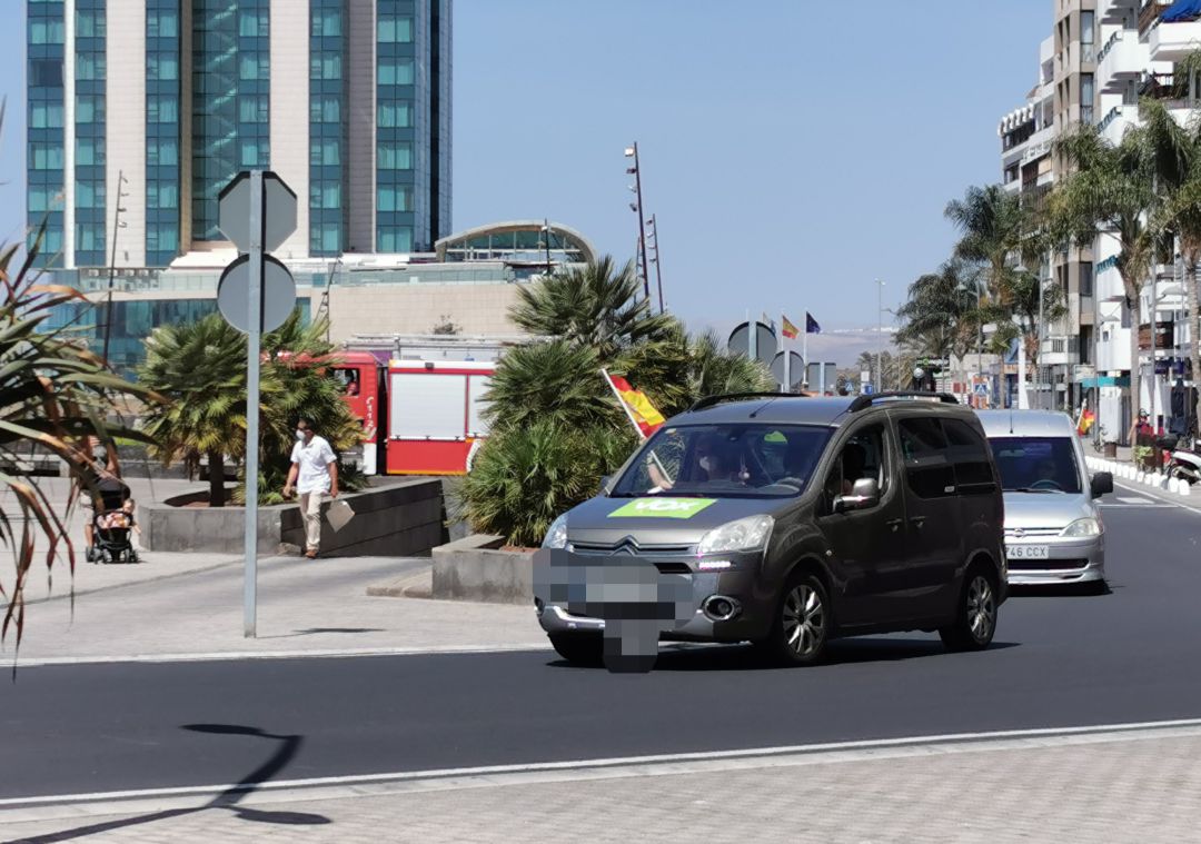 Un grupo de vehículos con con banderas de España y símbolos ultraderechistas ha recorrido las calles de Lanzarote Un grupo de vehículos con con banderas de España y símbolos ultraderechistas ha recorrido las calles de Lanzarote