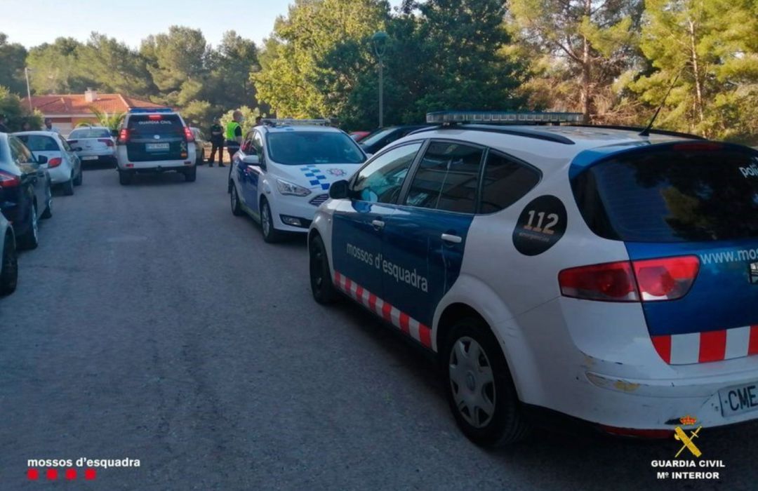Coches patrulla de la guardia civil y los mossos d'esquadra. Coches patrulla de la guardia civil y los mossos d'esquadra.