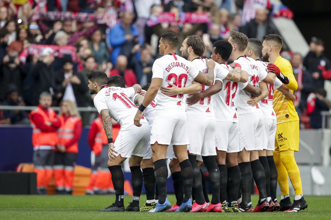 Ocampos, el Mudo Vázquez, De Jong y Ever Banega son los jugadores hispalenses que se reunieron en un grupo de más de diez personas. Ocampos, el Mudo Vázquez, De Jong y Ever Banega son los jugadores hispalenses que se reunieron en un grupo de más de diez personas.