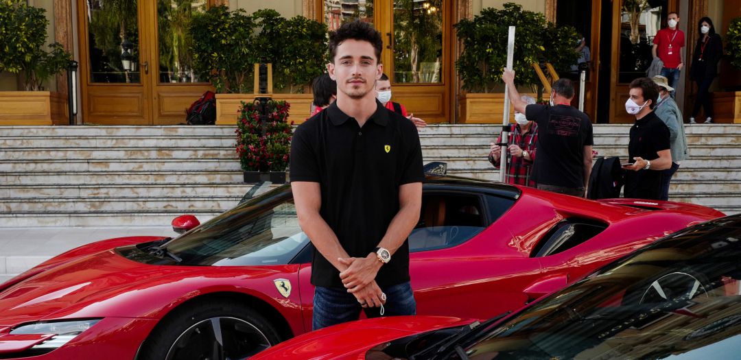 Charles Leclerc posa junto a varios Ferrari Charles Leclerc posa junto a varios Ferrari