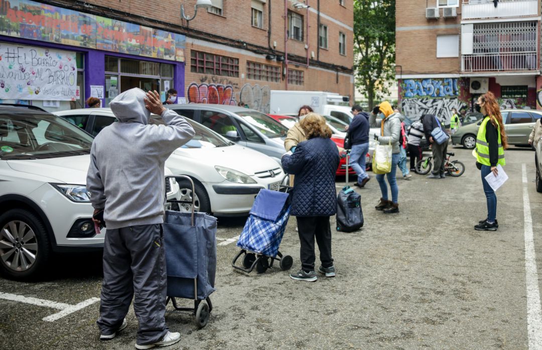 Vecinos de Aluche (Madrid) esperan en cola para recoger bolsas de alimentos de la Asociación de Vecinos Parque Aluche, una imagen que se repite en todo el país. Vecinos de Aluche (Madrid) esperan en cola para recoger bolsas de alimentos de la Asociación de Vecinos Parque Aluche, una imagen que se repite en todo el país.