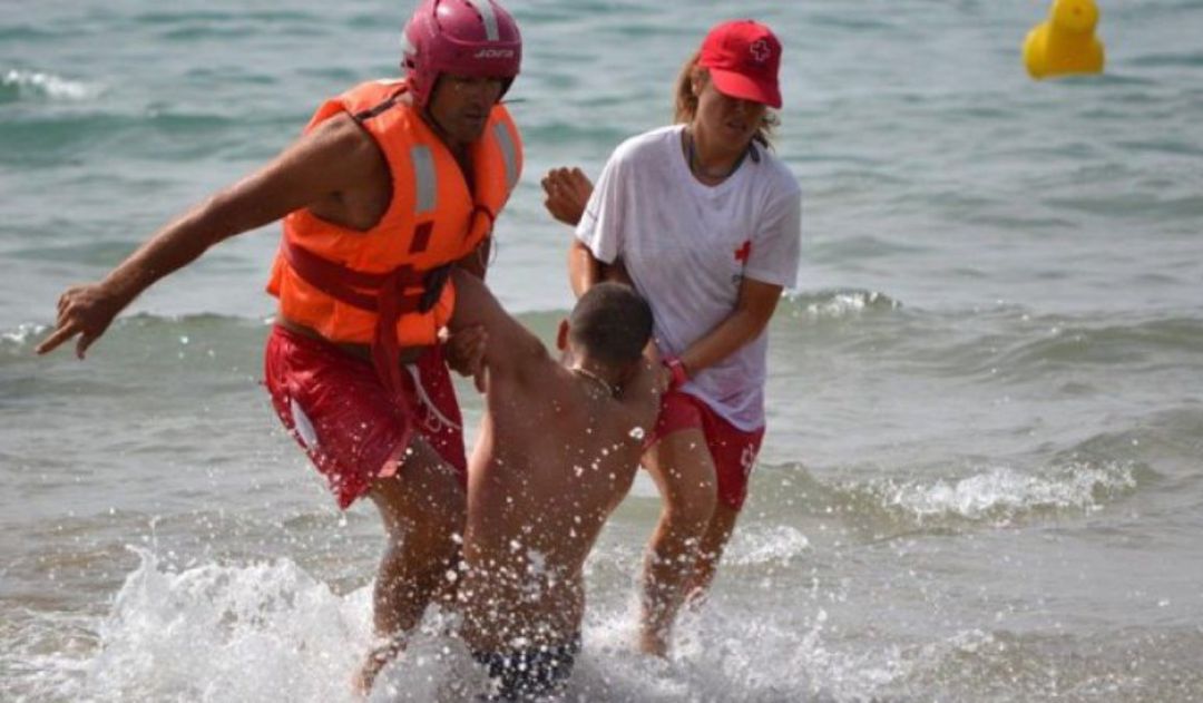Dos socorristas rescatan a una persona en una playa Dos socorristas rescatan a una persona en una playa