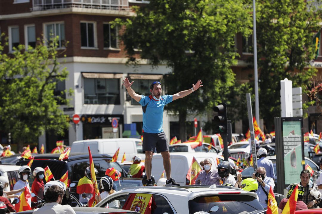 Coches y motos, con pancartas y banderas de España, circulan por las calles Madrid en la manifestación de Vox Coches y motos, con pancartas y banderas de España, circulan por las calles Madrid en la manifestación de Vox
