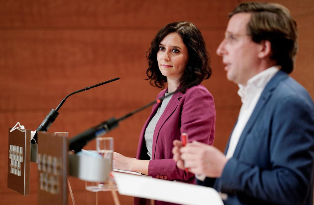 La presidenta de la Comunidad de Madrid, Isabel Díaz Ayuso, y el alcalde de Madrid, José Luis Martínez-Almeida, durante una rueda de prensa. La presidenta de la Comunidad de Madrid, Isabel Díaz Ayuso, y el alcalde de Madrid, José Luis Martínez-Almeida, durante una rueda de prensa.