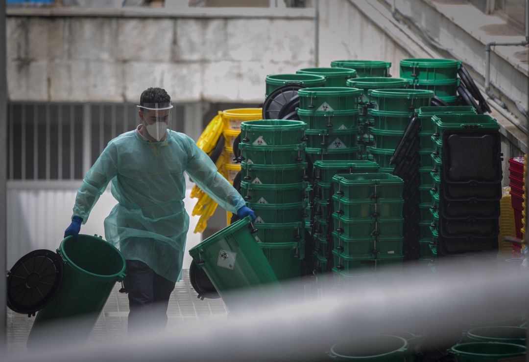 Un trabajador sanitario apila cubetas de residuos en el Hospital Virgen Macarena durante el día 34 del estado de alarma en el país por la crisis del coronavirus. En Sevilla (Andalucía, España), a 17 de abril de 2020. Un trabajador sanitario apila cubetas de residuos en el Hospital Virgen Macarena durante el día 34 del estado de alarma en el país por la crisis del coronavirus. En Sevilla (Andalucía, España), a 17 de abril de 2020.