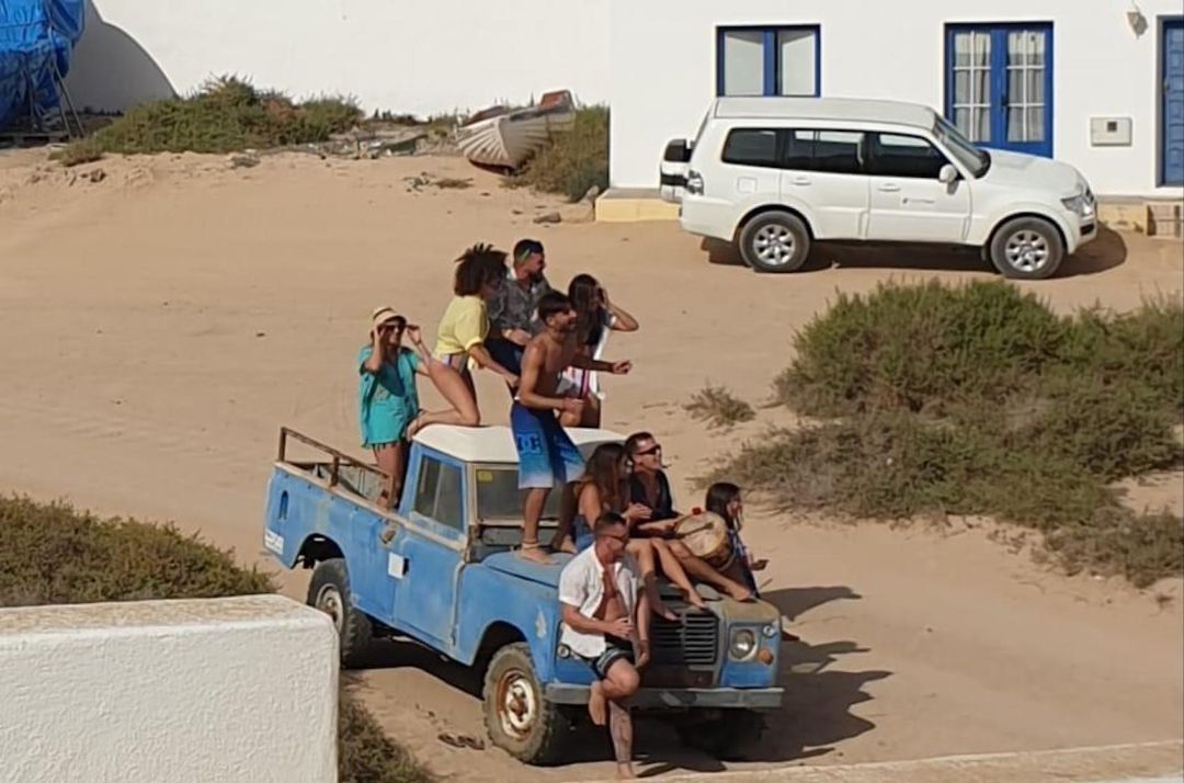 Parte del equipo durante la grabación del videoclip, sin respetar el distanciamiento social y sin mascarillas Parte del equipo durante la grabación del videoclip, sin respetar el distanciamiento social y sin mascarillas