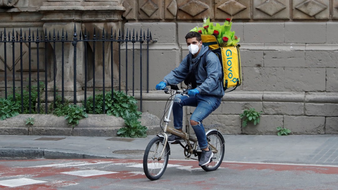 El gesto de un 'rider' a manifestantes de Vox con banderas de España que se ha hecho viral en las redes