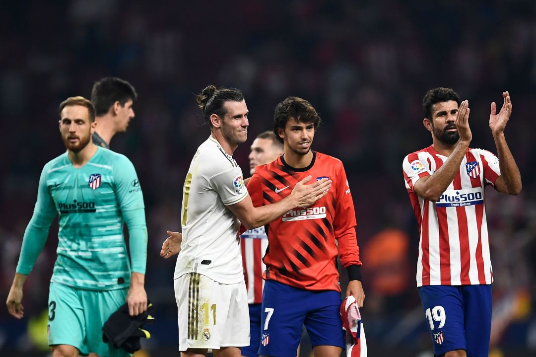 Los jugadores del Real Madrid y del Atlético se saludan después de un derbi. Los jugadores del Real Madrid y del Atlético se saludan después de un derbi.