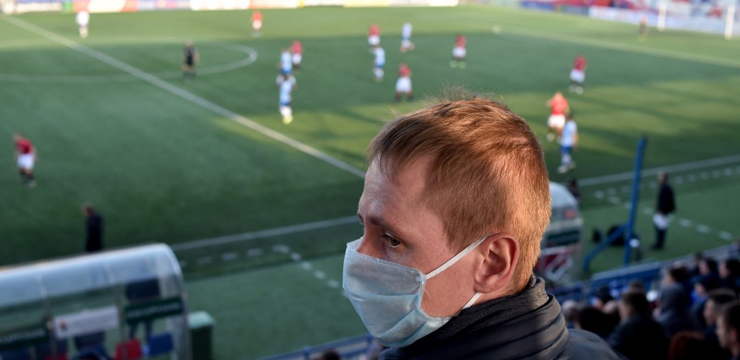 Un aficionado al fútbol, durante un partido al principio de la pandemia cuando aun podían ir aficionadoa a los partidos Un aficionado al fútbol, durante un partido al principio de la pandemia cuando aun podían ir aficionadoa a los partidos