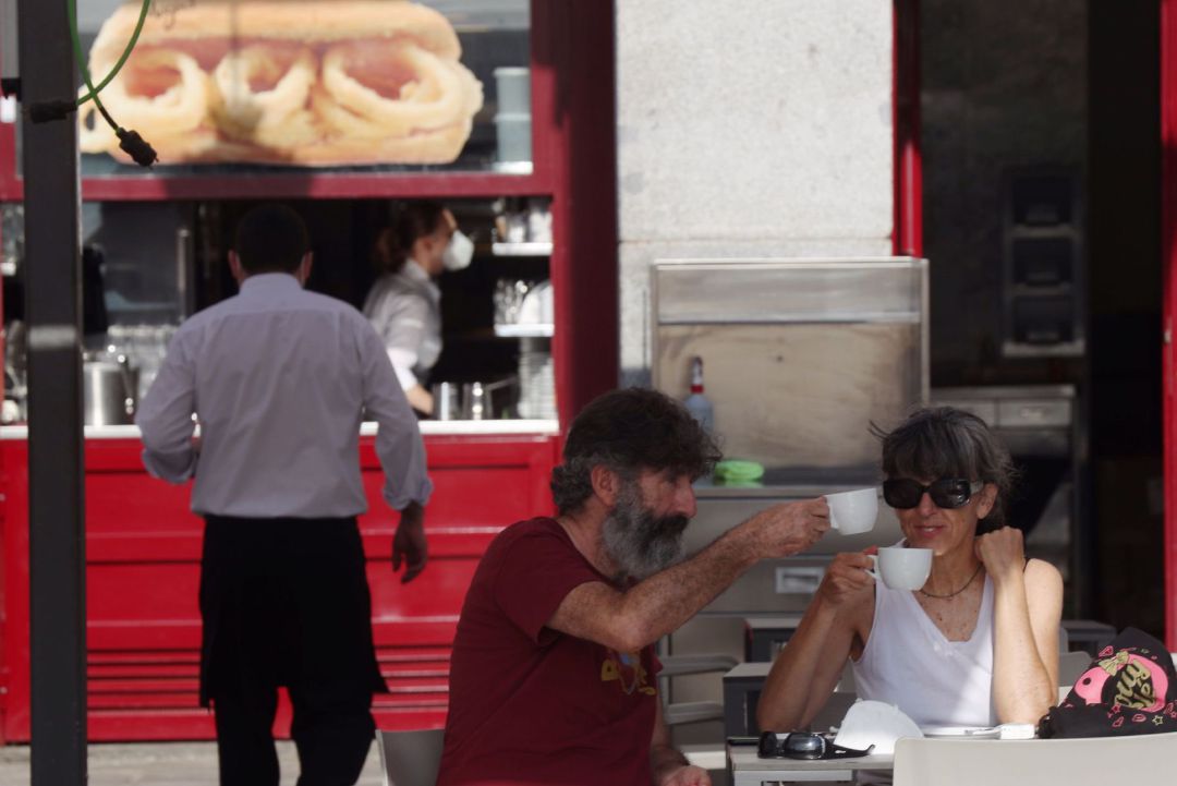 Varias personas disfrutan de la terraza de un bar de la Plaza Mayor en Madrid este lunes. Varias personas disfrutan de la terraza de un bar de la Plaza Mayor en Madrid este lunes.