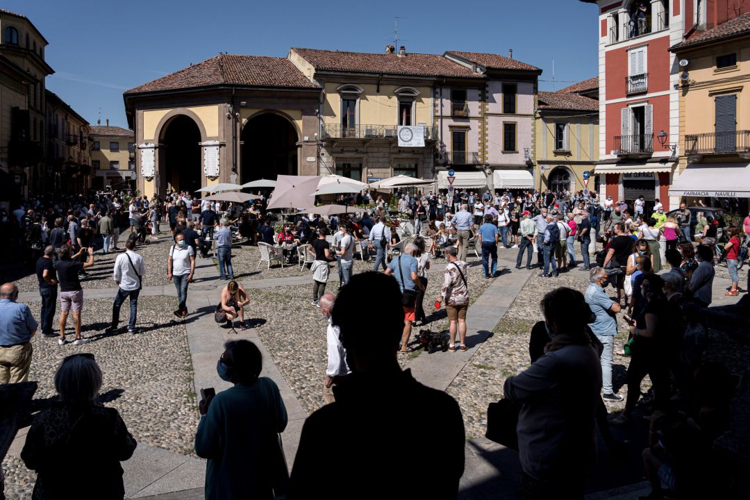 Multitud en una plaza de la localidad italiana de Codogno Multitud en una plaza de la localidad italiana de Codogno