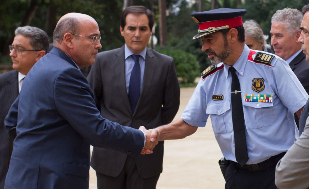 Josep Luis Trapero saluda a Diego Perez de los Cobos en septiembre de 2017. Josep Luis Trapero saluda a Diego Perez de los Cobos en septiembre de 2017.