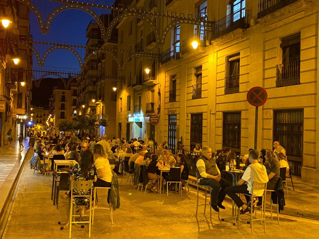 La calle San Lorenzo en el primer fin de semana de peatonalización en la desescalada La calle San Lorenzo en el primer fin de semana de peatonalización en la desescalada