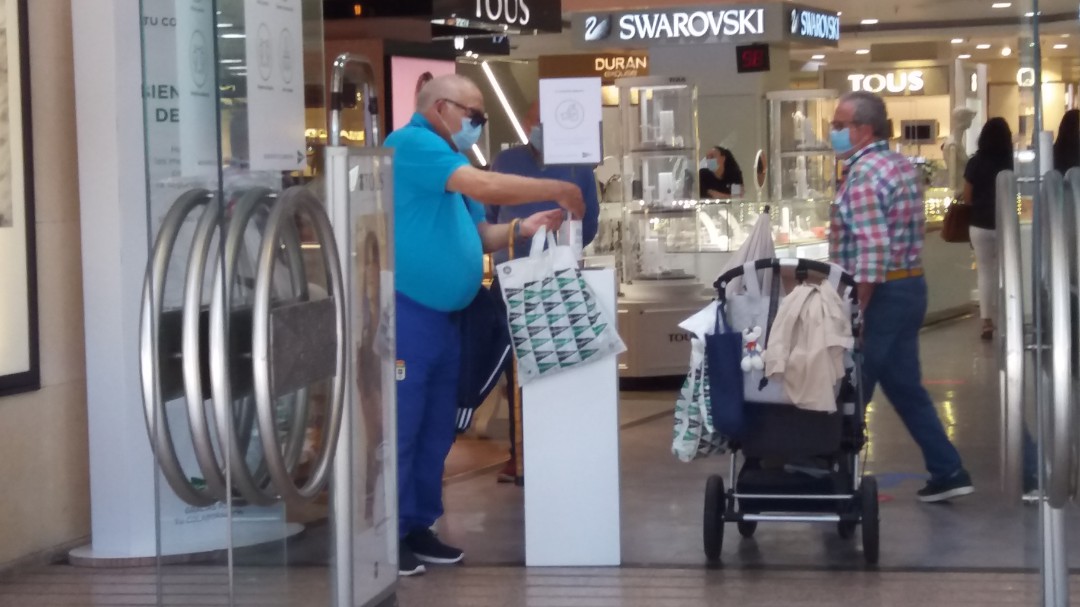 Los centros comerciales reabren con restricciones de aforo y estrictas medidas de protección