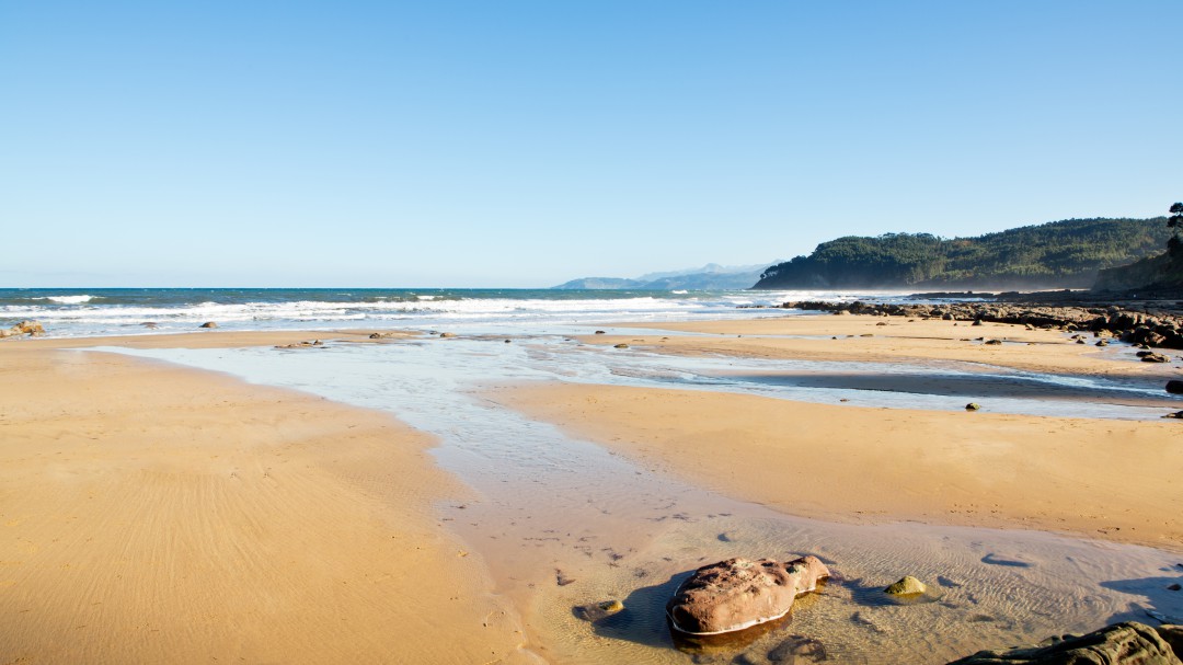 Los ayuntamientos costeros deciden abrir las playas obligados por la orden ministerial