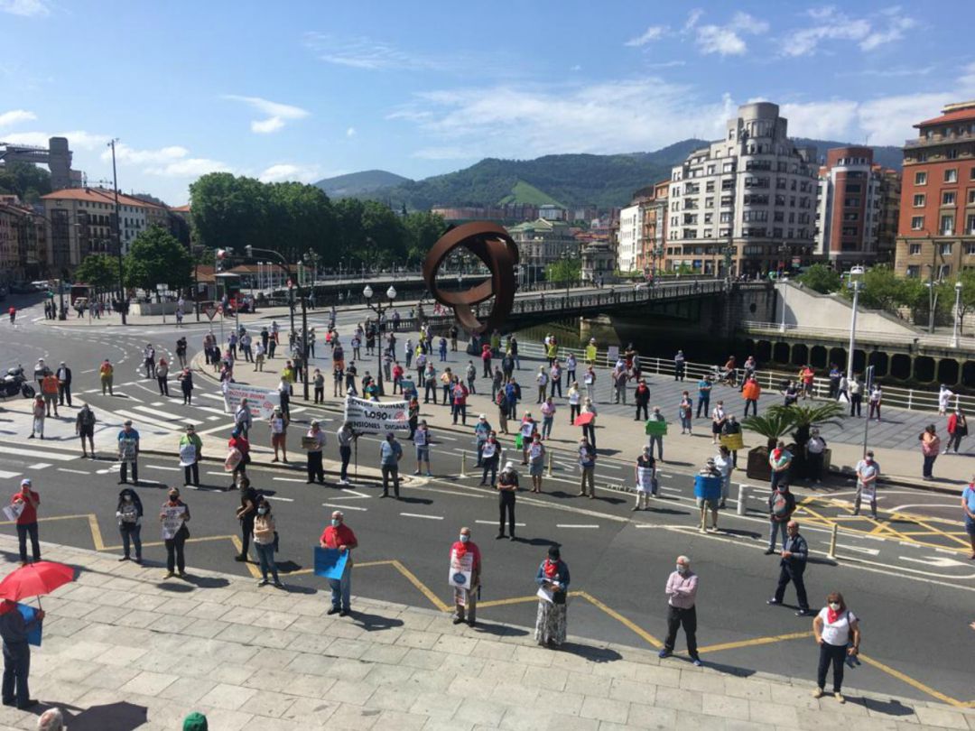 Los pensionistas se han vuelto a concentrar frente al ayuntamiento de Bilbao Los pensionistas se han vuelto a concentrar frente al ayuntamiento de Bilbao