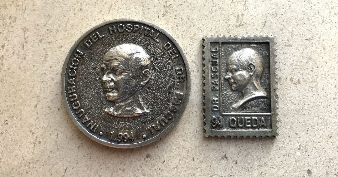 Medallón conmemorativo en recuerdo del Doctor Pascal y Pascual, con la leyenda, en el anverso, “cuidó, soñó y legó” Medallón conmemorativo en recuerdo del Doctor Pascal y Pascual, con la leyenda, en el anverso, “cuidó, soñó y legó”