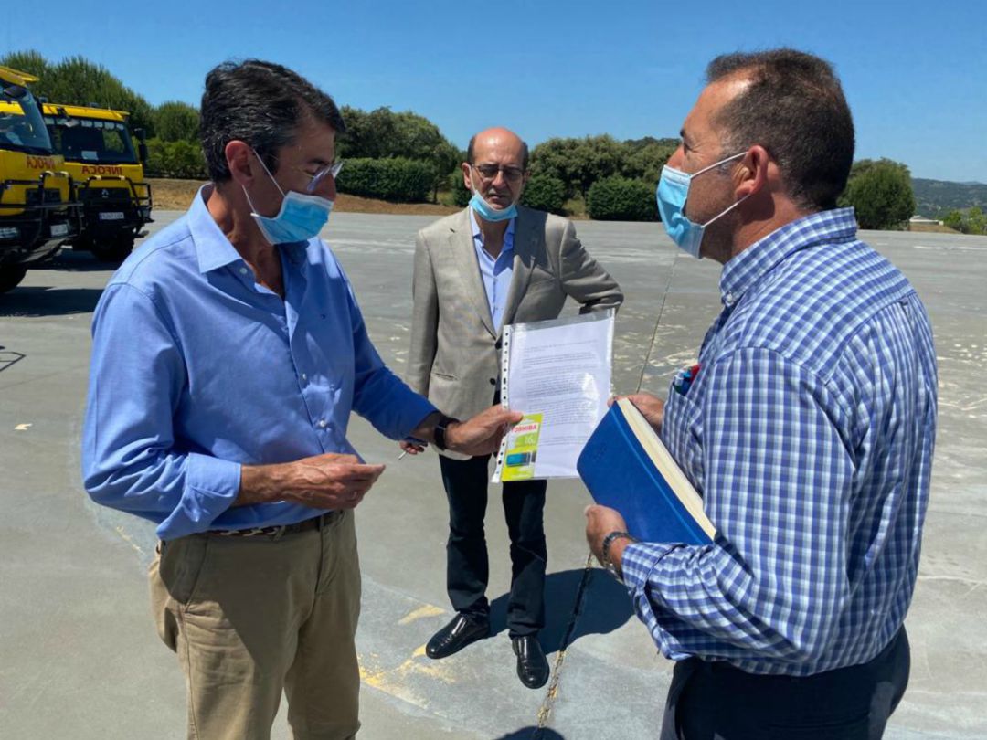Fernando Fernández Tapia entrega el informe al concejal de Medio Ambiente, Juan Carlos González Fernando Fernández Tapia entrega el informe al concejal de Medio Ambiente, Juan Carlos González