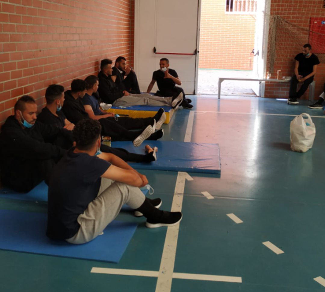 Los inmigrantes argelinos 'liberados' por la Policia Nacional, acogidos temporalmente en el pabellón deportivo 'Paquillo Fernández' por el Ayuntamiento de Granada Los inmigrantes argelinos 'liberados' por la Policia Nacional, acogidos temporalmente en el pabellón deportivo 'Paquillo Fernández' por el Ayuntamiento de Granada