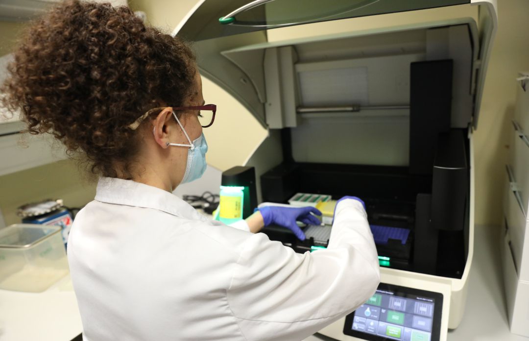 Una bióloga trabaja con un PCR digital. Una bióloga trabaja con un PCR digital.