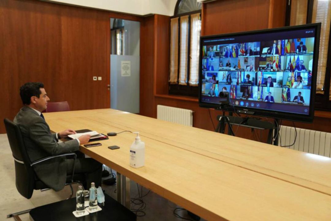 El presidente de la Junta, Juanma Moreno Bonilla, durante la reunión telemática de presidentes regionales con el presidente del Gobierno, Pedro Sánchez El presidente de la Junta, Juanma Moreno Bonilla, durante la reunión telemática de presidentes regionales con el presidente del Gobierno, Pedro Sánchez