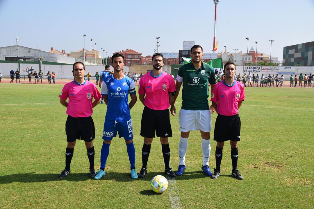 Antonio Bello junto al capitán del Rota y los árbitros antes de un partido Antonio Bello junto al capitán del Rota y los árbitros antes de un partido