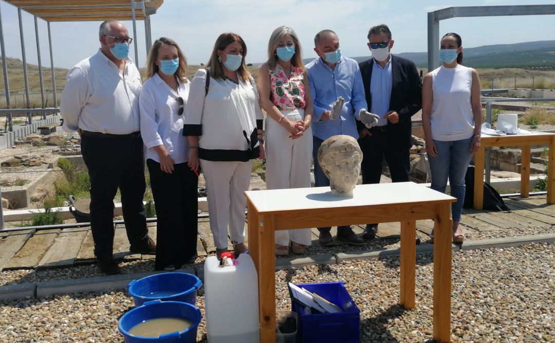 La consejera de cultura, Patricia del Pozo, junto a miembros del equipo de gobierno de Linares en la presentación del nuevo hallazgo en Cástulo. La consejera de cultura, Patricia del Pozo, junto a miembros del equipo de gobierno de Linares en la presentación del nuevo hallazgo en Cástulo.