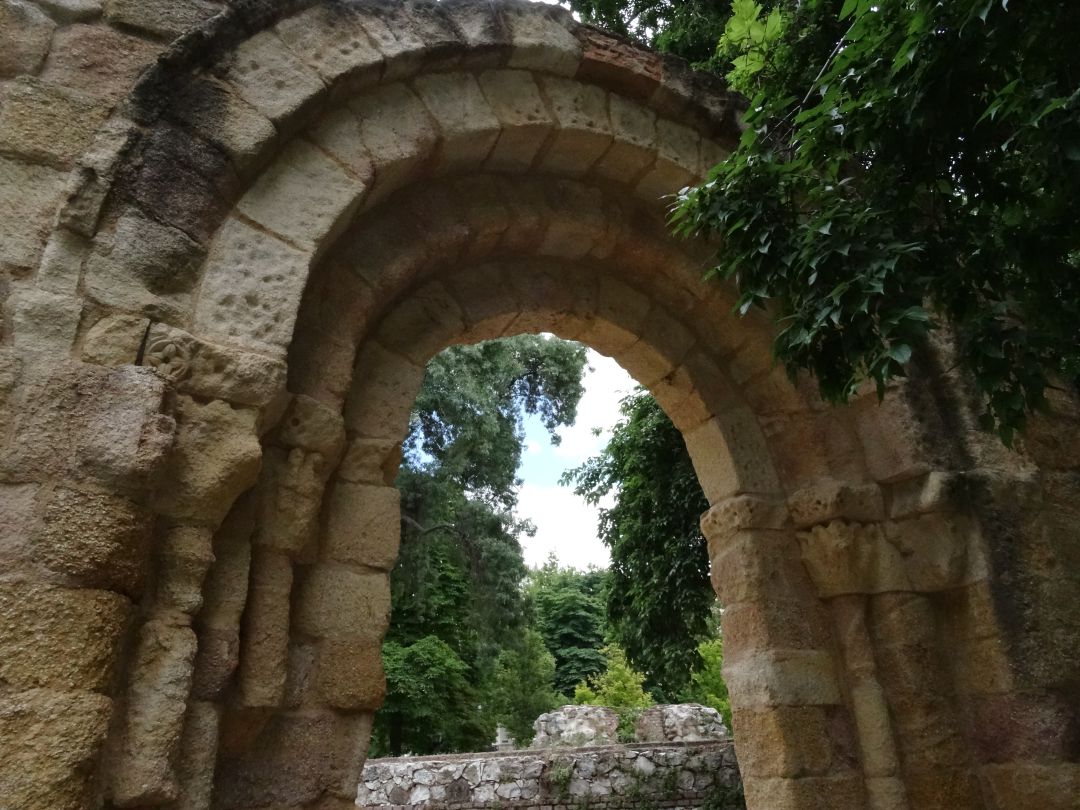 Ermita románica de San Pelayo y San Isidoro en el parque del Retiro Ermita románica de San Pelayo y San Isidoro en el parque del Retiro