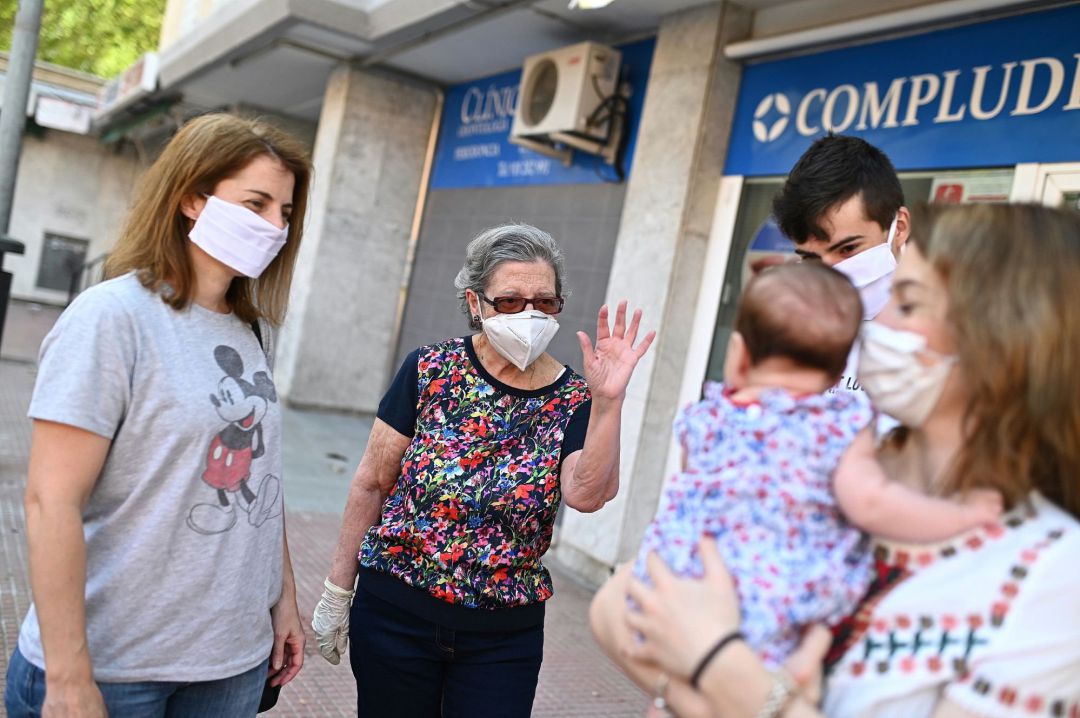 Cuatro generaciones de una misma familia se reencuentran durante el primer día de la fase 1 en Alcalá de Henares en Madrid. Cuatro generaciones de una misma familia se reencuentran durante el primer día de la fase 1 en Alcalá de Henares en Madrid.
