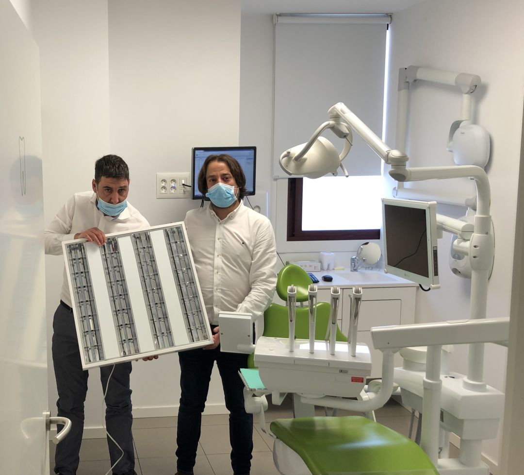 Roberto Barcia (izqda) y Carlos Rodríguez (dcha) con el aparato LED que emplearán para la desinfección Roberto Barcia (izqda) y Carlos Rodríguez (dcha) con el aparato LED que emplearán para la desinfección