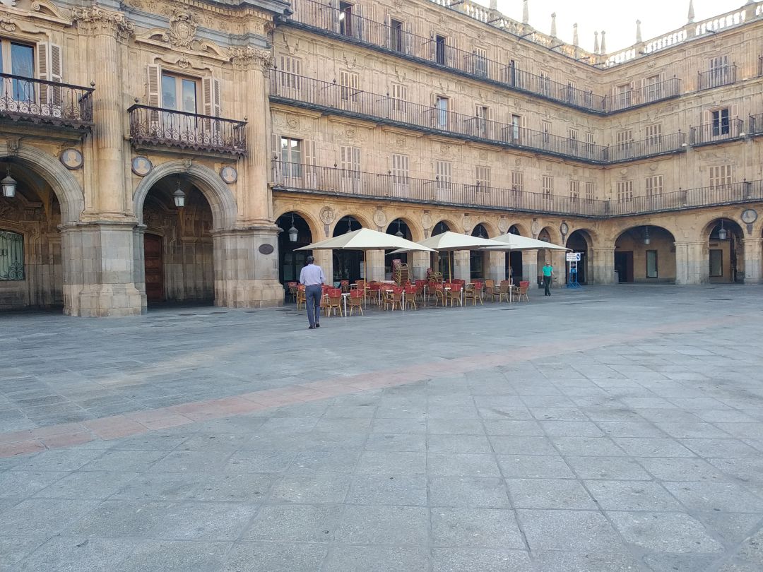 Imagen de la primera terraza visible este lunes en Salamanca: la del café Novelty. Imagen de la primera terraza visible este lunes en Salamanca: la del café Novelty.
