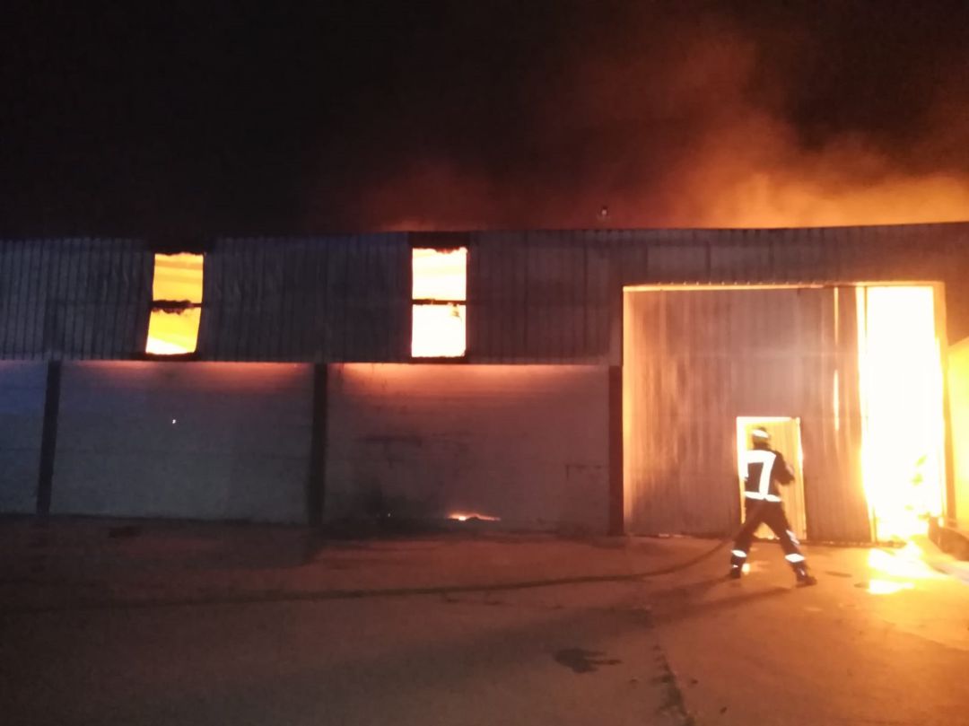 Tres dotaciones de bomberos trabajan en el incendio Tres dotaciones de bomberos trabajan en el incendio