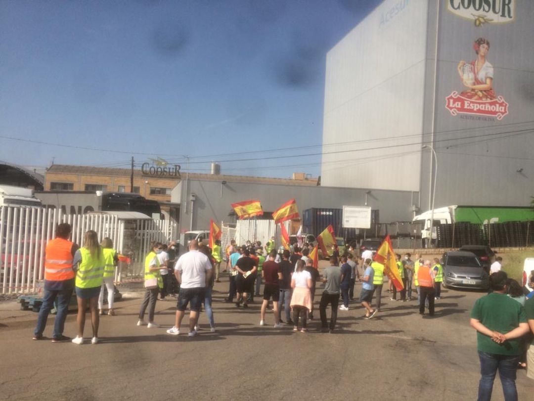 Un grupo de agricultores de la provincia de Jaén han retomado esta mañana las protestas por los bajos precios del aceite de oliva Un grupo de agricultores de la provincia de Jaén han retomado esta mañana las protestas por los bajos precios del aceite de oliva