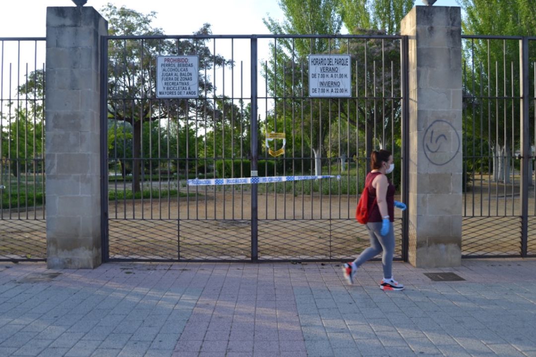 Una persona caminando por delante del Parque Norte que está precintado Una persona caminando por delante del Parque Norte que está precintado