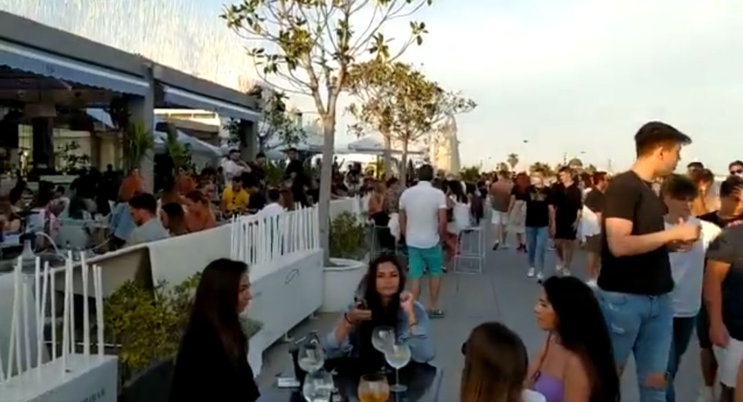 El pasado sábado por la tarde se produjeorn aglomeraciones de personas que no respetaban las distancias de seguridad en La Marina de València. El pasado sábado por la tarde se produjeorn aglomeraciones de personas que no respetaban las distancias de seguridad en La Marina de València.