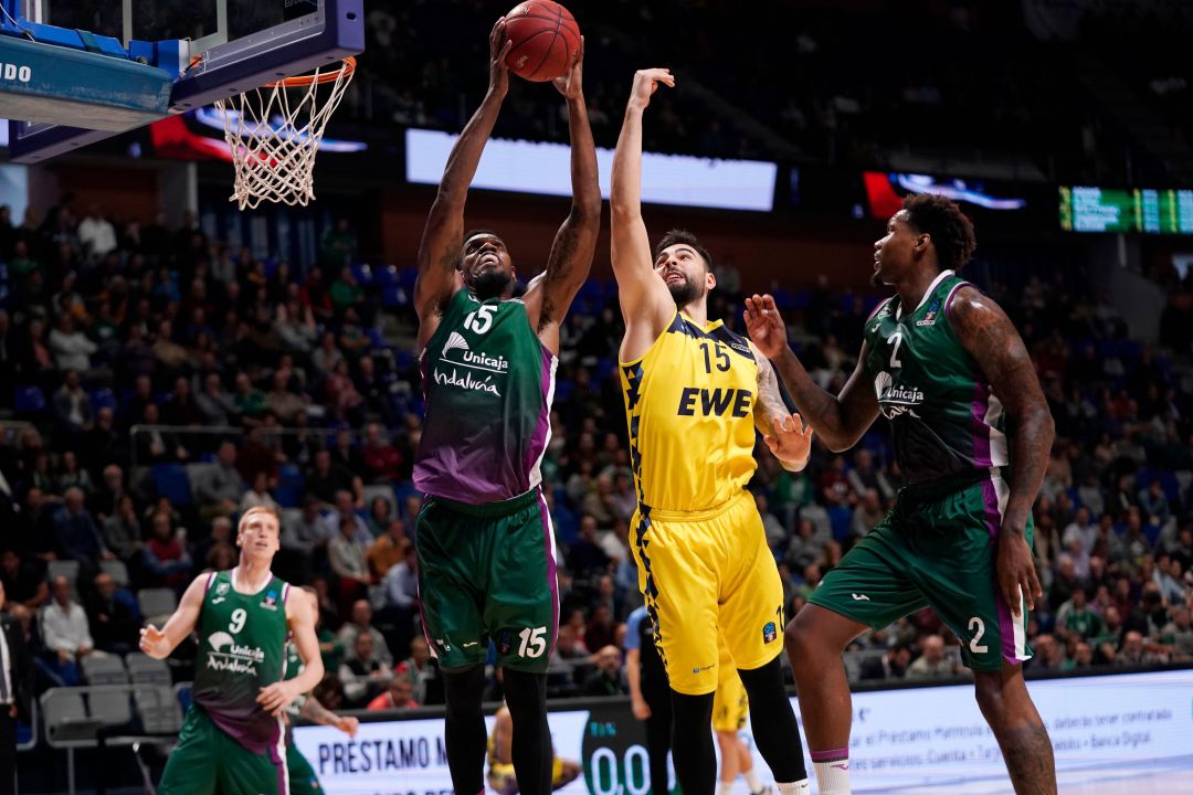 Frank Elegar captura el rebote en un partido de la Eurocup Frank Elegar captura el rebote en un partido de la Eurocup