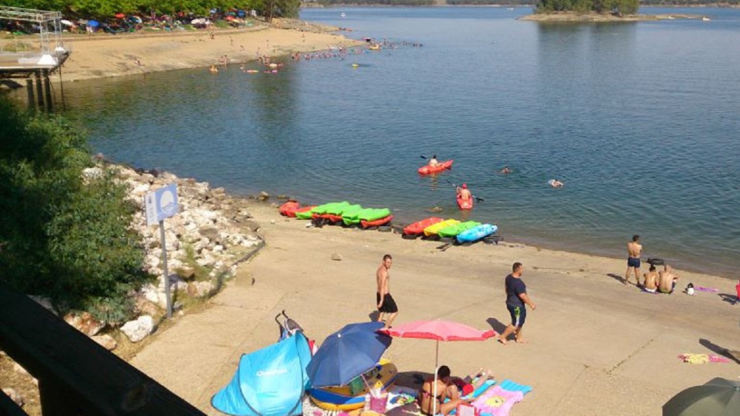 Orellana la Vieja prepara la playa para abrir a mediados de junio