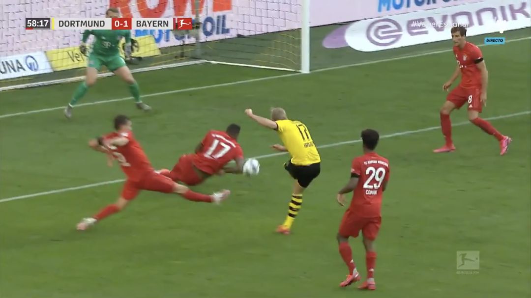Haaland tirando a puerta e impactando el balón en el codo de Boateng Haaland tirando a puerta e impactando el balón en el codo de Boateng