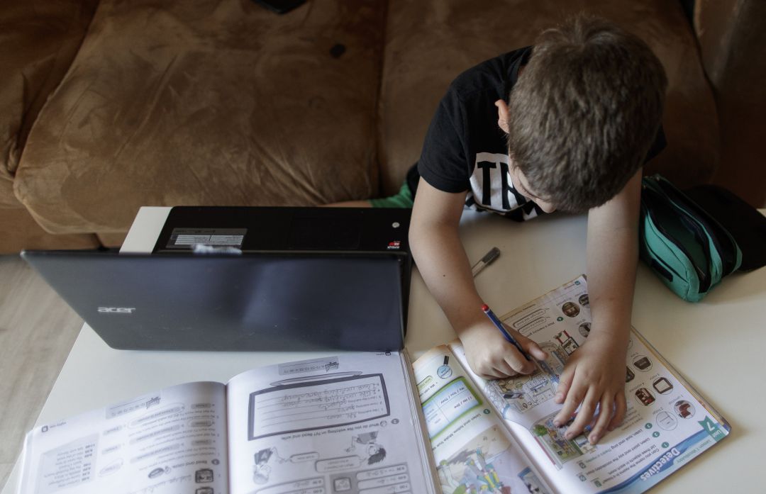 Un alumno de primaria de Madrid hace los deberes de la asignatura de Inglés con varios libros y un ordenador a menos de un mes de terminar en casa el curso escolar 2019-2020 por la pandemia del Covid-19. Un alumno de primaria de Madrid hace los deberes de la asignatura de Inglés con varios libros y un ordenador a menos de un mes de terminar en casa el curso escolar 2019-2020 por la pandemia del Covid-19.