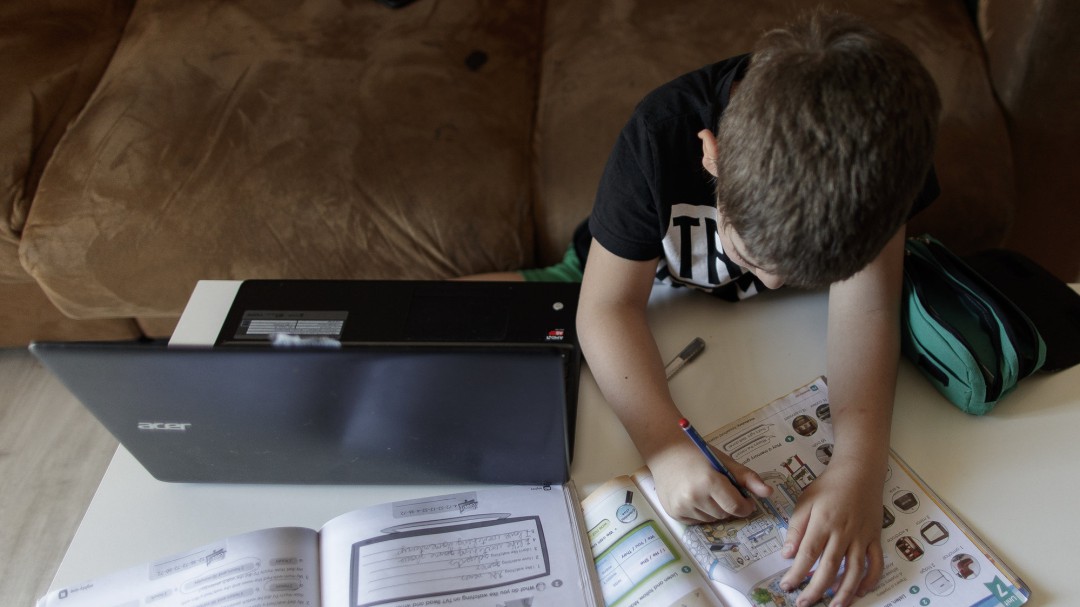 Dispositivos digitales para todos y planes para dar clase a distancia: así será el curso escolar que viene